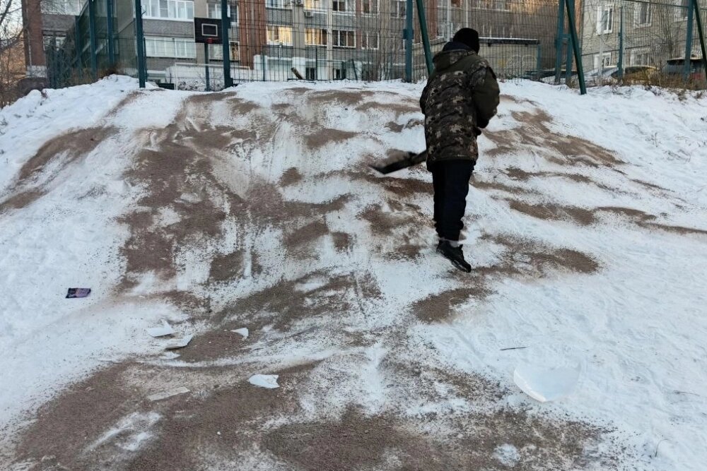    Некоторые горки выходят на проезжую часть. Фото: Администрация Железнодорожного района Улан-Удэ