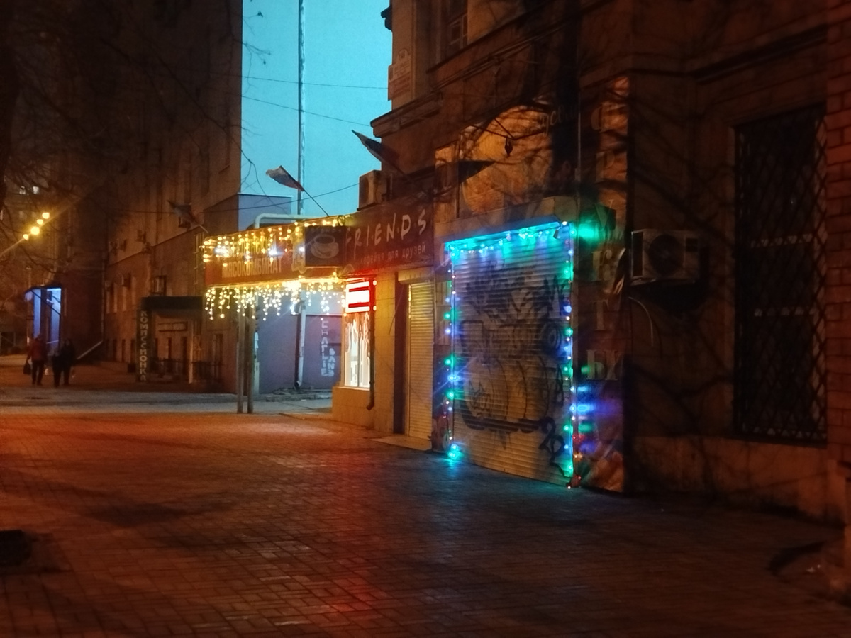 Кофейня и магазин на конечной остановке троллейбусов и автобусов на улице Горького.