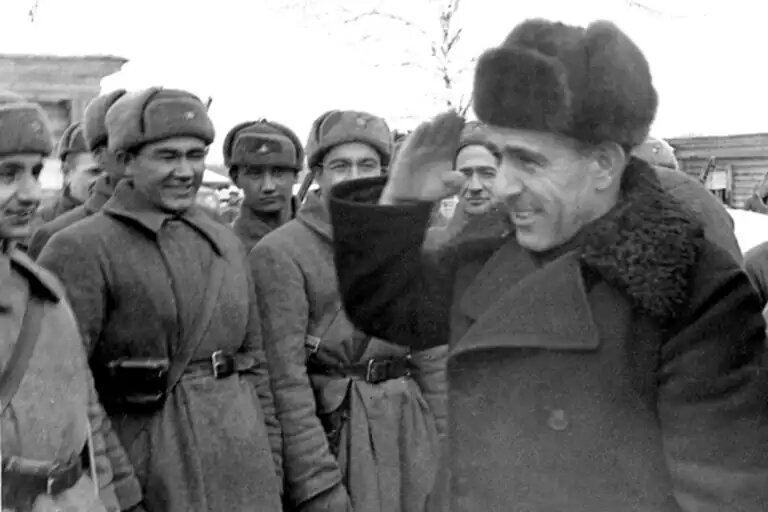    Председатель Президиума Верховного Совета Тадж. ССР. М. Шагадаев приветствует кавалеристов 20-й кавалерийской дивизии. 1942 год. Фото: Гафур Шерматов