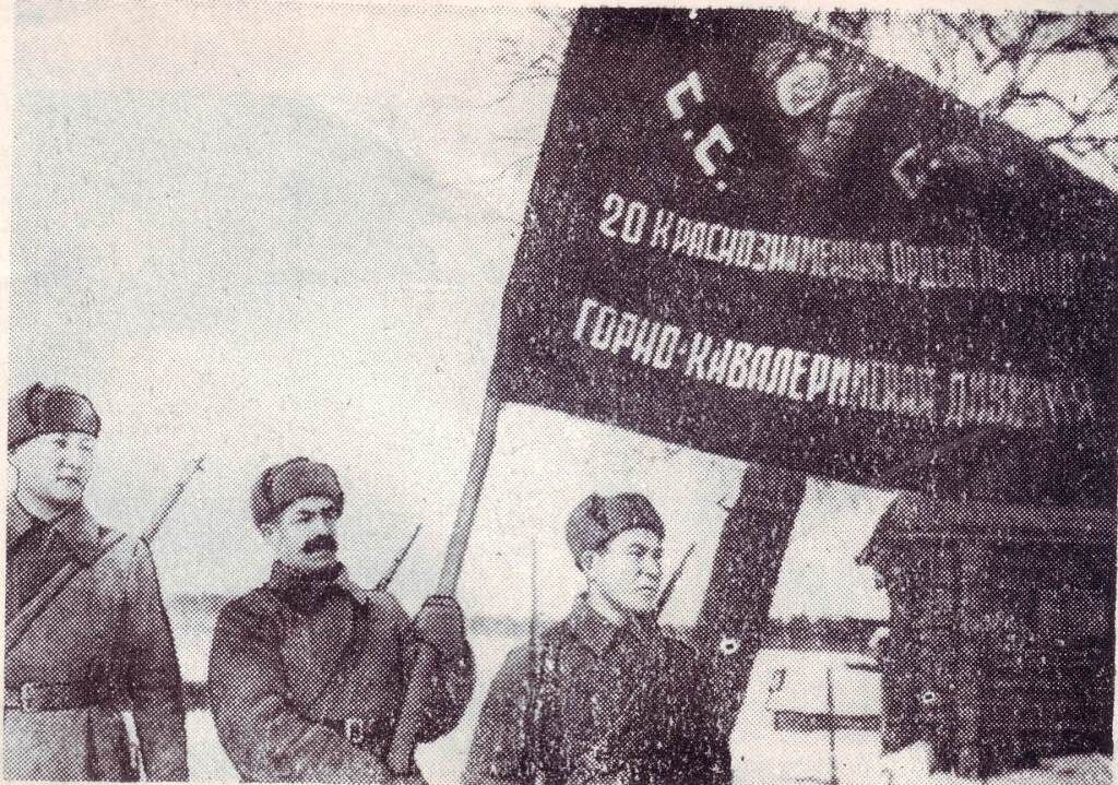    Бойцы 20-й горно-кавалерийской дивизии дают торжественную клятву перед знаменем дивизии, что будут сражаться за Москву до последней капли крови. Со знаменем соединения старшина Абдурахман Пиров. Подмосковье, 1941 год