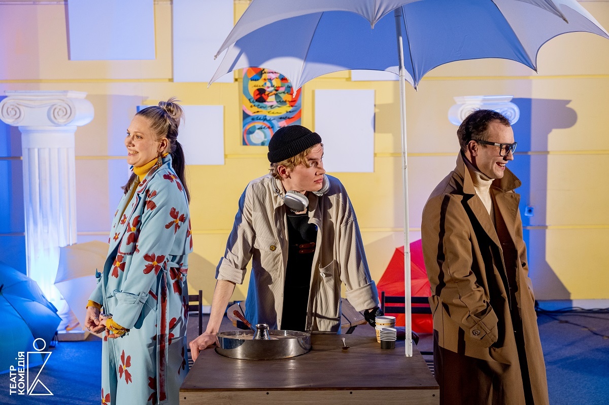    В спектакле занято всего три актёра, и они держат зал от первой до последней минуты