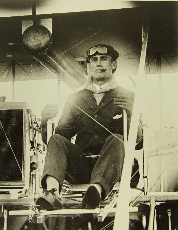 Калбрейт Перри Роджерс в кабине Wright Model EX. Будучи курильщиком, он летал с зажженной сигарой, хотя бензобак был у него прямо над головой. thisdayinaviation.com