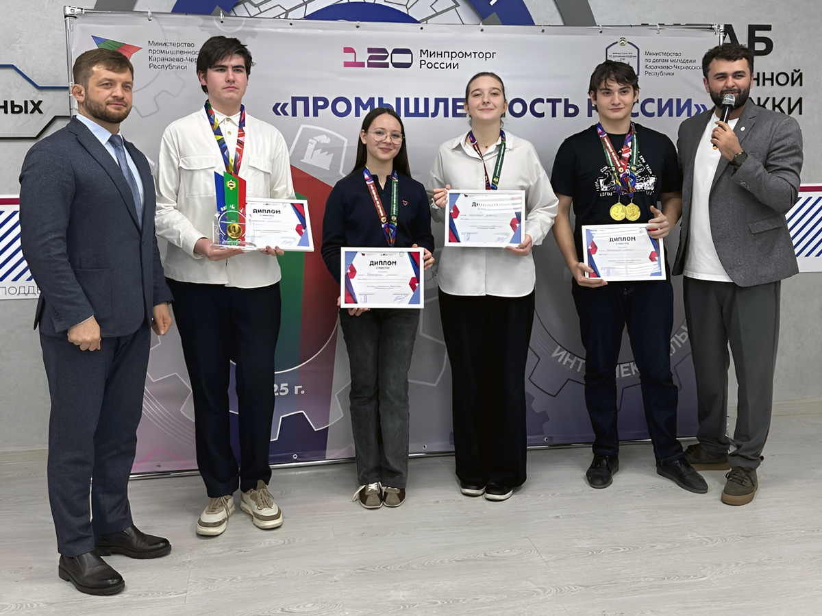 Награждение команды-победительницы из гимназии № 17 в составе: Константина Дзюбы, Динары Матмусаевой, Анастасии Столяровой и Алана Абайханова