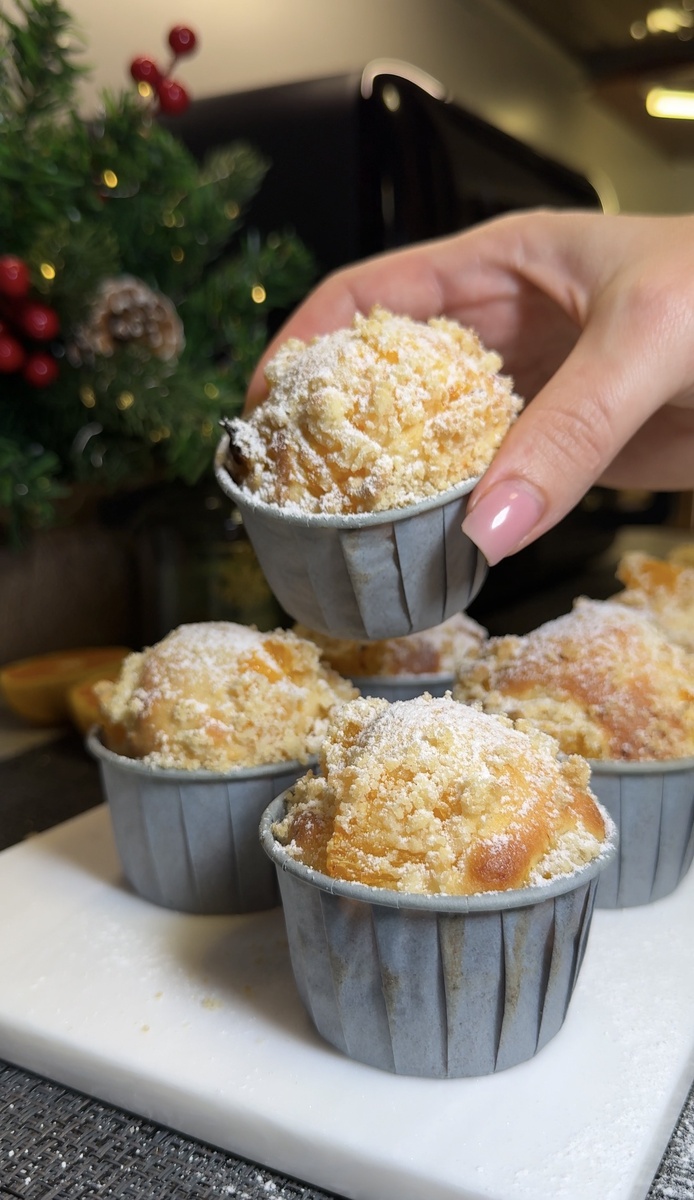 Тёплые мандариновые маффины только что из духовки: румяные шапочки, нежный аромат цитрусов и уют, который виден даже на фото.