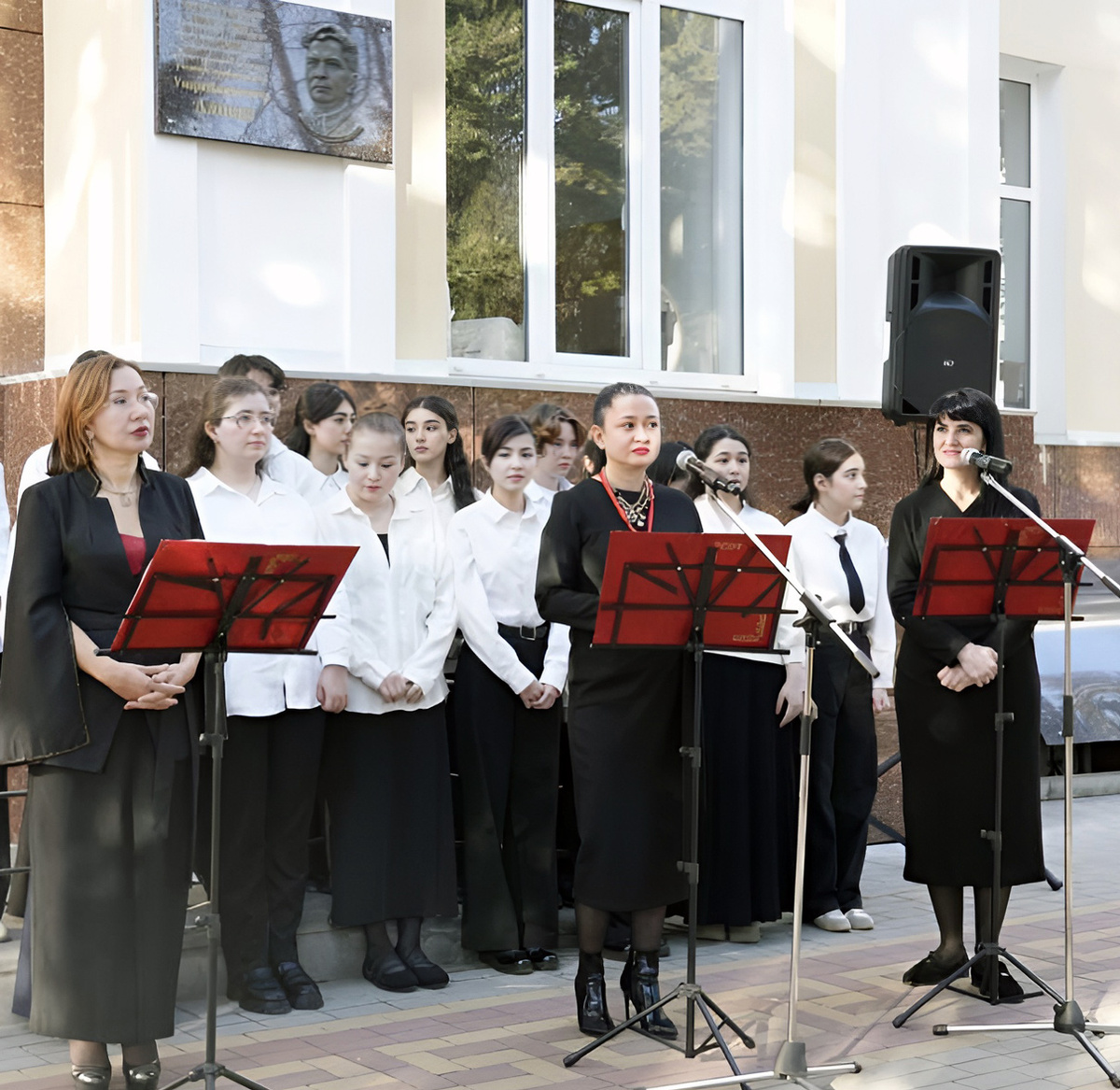 У барельефа У. Алиеву звучали песни на стихи Умара Джашуевича. Фото Лейлы ЭБЗЕЕВОЙ.