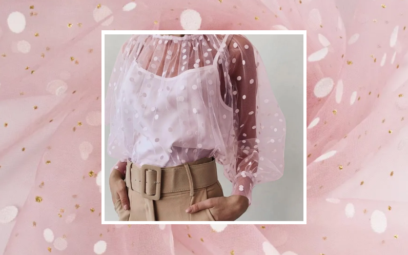 «Вот вроде просто горошек… а ощущение, будто вещь с подиума». Маленькие бархатистые кружочки, которые держатся на прозрачной сетке и создают то самое «дорого, но ненавязчиво». Ткань сетка с горошком флок