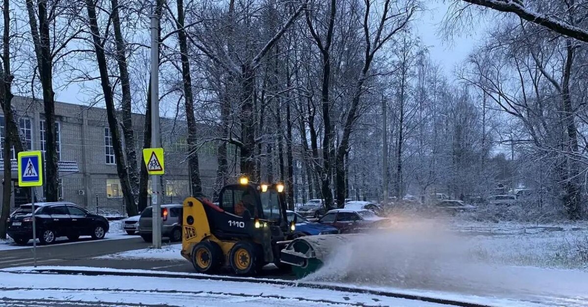 Расчистка дорог от снега идёт в Пскове с самого утра
Фото: из Telegram-канала Бориса Елкина