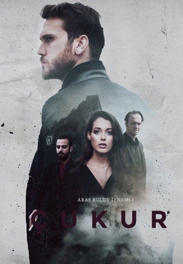 Почему Чукур — это один из самых мощных турецких сериалов«Чукур» — это не просто криминальная драма, это эмоциональный взрыв, погружение в мрачный и жестокий, но притягательный мир улиц Стамбула. Сюжет, атмосфера, характеры героев и масштаб — всё здесь работает на сильный эмоциональный эффект.🔥 Конфликт, драма и семейные узыДействие сериала разворачивается в одноименном районе — «Чукур» — под контролем семьи Кочовалы. Их жизненные принципы, мораль, правила — всё построено на чести, уважении, защите слабых. Однако с появлением нового криминального давления — мир семьи рушится. В центре конфликта — возвращение домой сына клана, Ямач Кочовалы, выросшего далеко от этих улиц, в другой стране. Он возвращается с надеждами, любовью и мечтами о спокойной жизни... но оказывается втянутым в жестокую борьбу за власть и справедливость. 