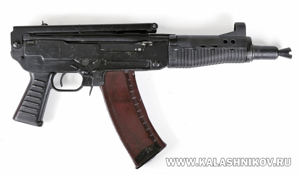 5,45-мм опытный малогабаритный автомат МА. Приклад сложен. Это второй вариант автомата, внешне отличающийся от первого изменённой формой цевья и накладкой цевья с пластмассовым намушником. Фото Михаила Дегтярёва