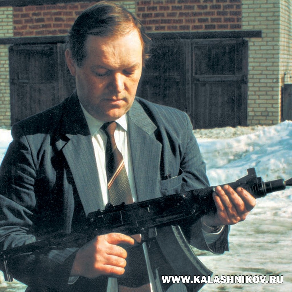 Конструктор-оружейник Алексей Драгунов – сын Е. Ф. Драгунова с автоматом МА. Он принимал непосредственное участие в испытаниях малогабаритного автомата. Фото Михаила Дегтярёва