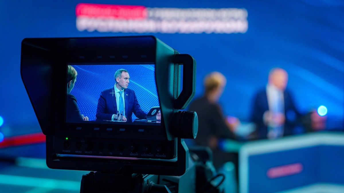    Свыше 1700 вопросов поступило на прямую линию губернатора Югры