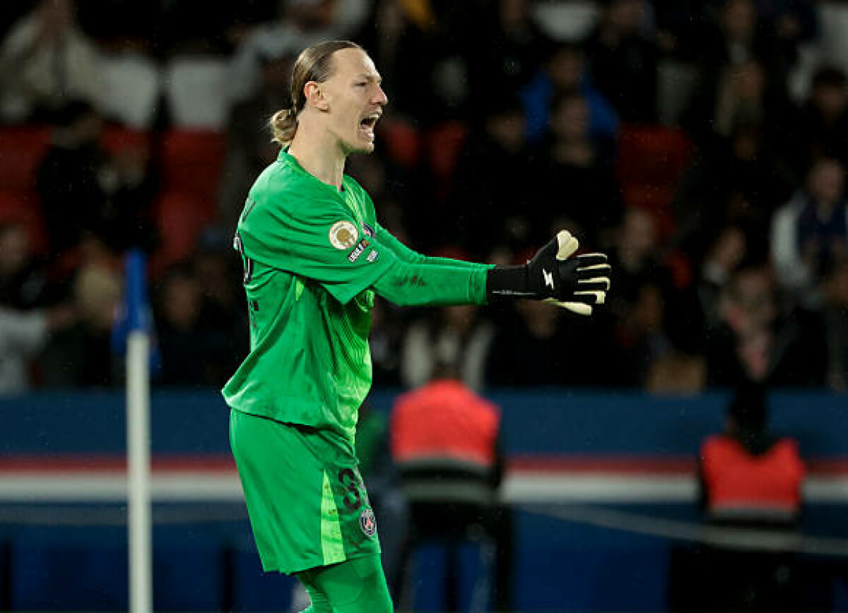     Во Франции о шансах Сафонова в иерархии вратарей «ПСЖ»: Матвей делает все, чтобы Луис Энрике засомневался