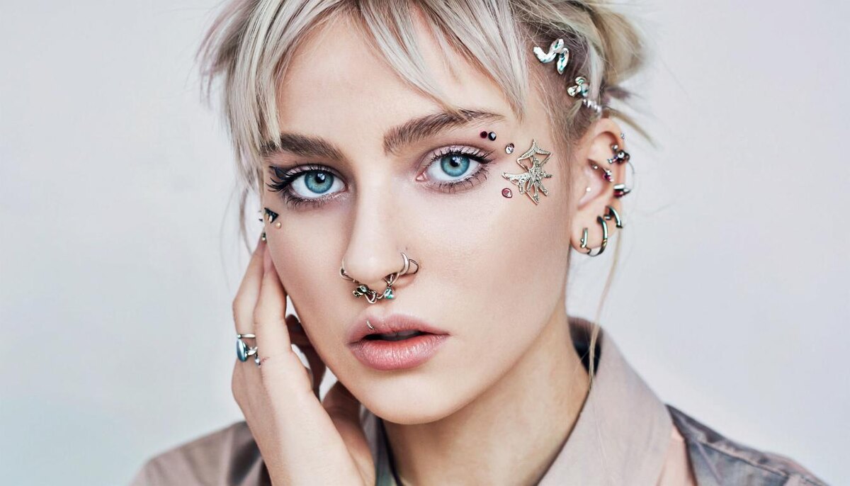 С какой женщиной лучше не общаться? Если у женщины на теле есть пирсинг.