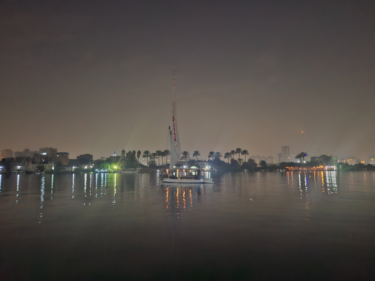 Почти зимний Каир. Здесь, кстати, не видно, но город к ночи окутал мини-туман