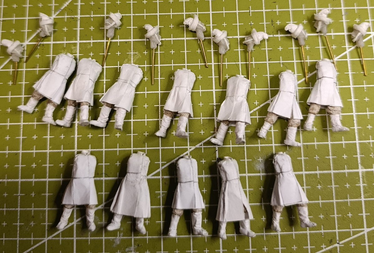 Новые фигурки из бумаге в стандарте 28 мм. Фото автора.