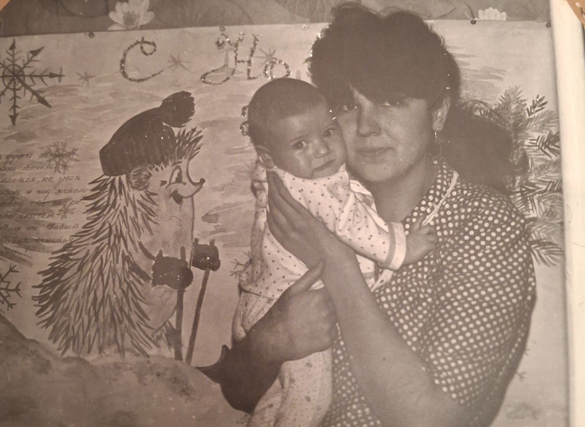 Фото автора. На фоне моей новогодней стенгазеты