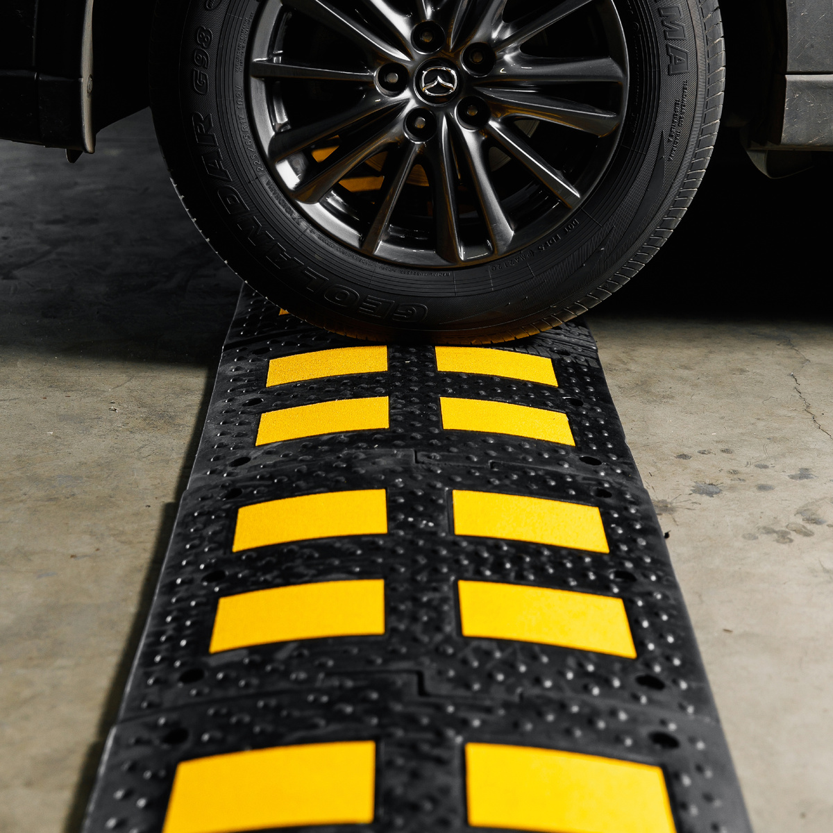 Резиновые искусственные неровности 