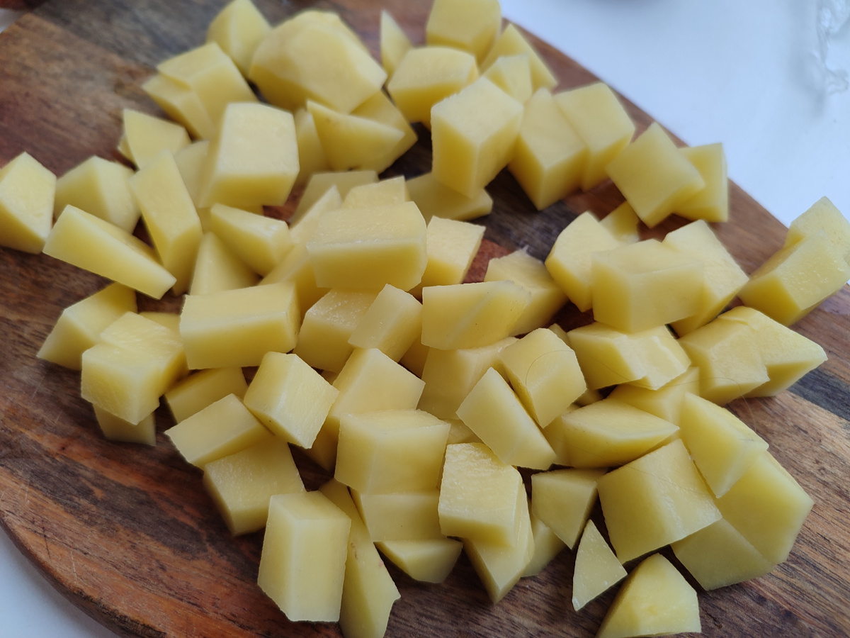 Опустим картошку в кипяток, варим на среднем огне четверть часа. 