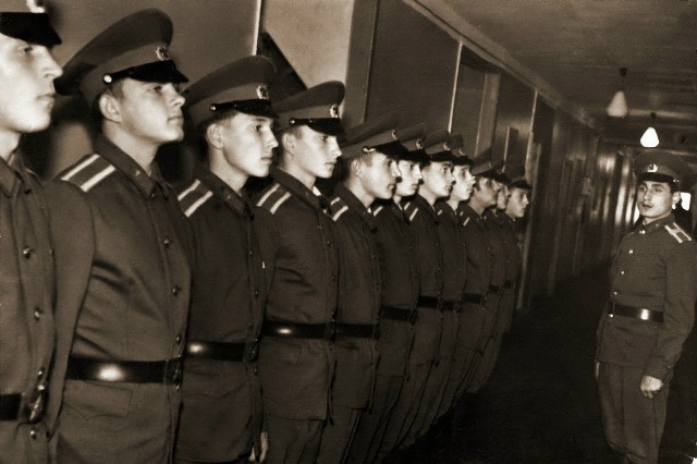 Курсанты 1-го курса. Не нашего училища, но - похожи.