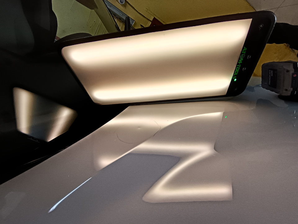 Вмятина на капоте