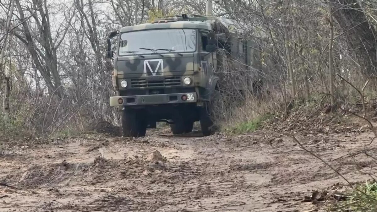 Специалисты фельдъегерско-почтовой связи группировки "Восток" доставляют почту и посылки военнослужащим в зоне СВО / © Photo : Скриншот видео Минобороны России