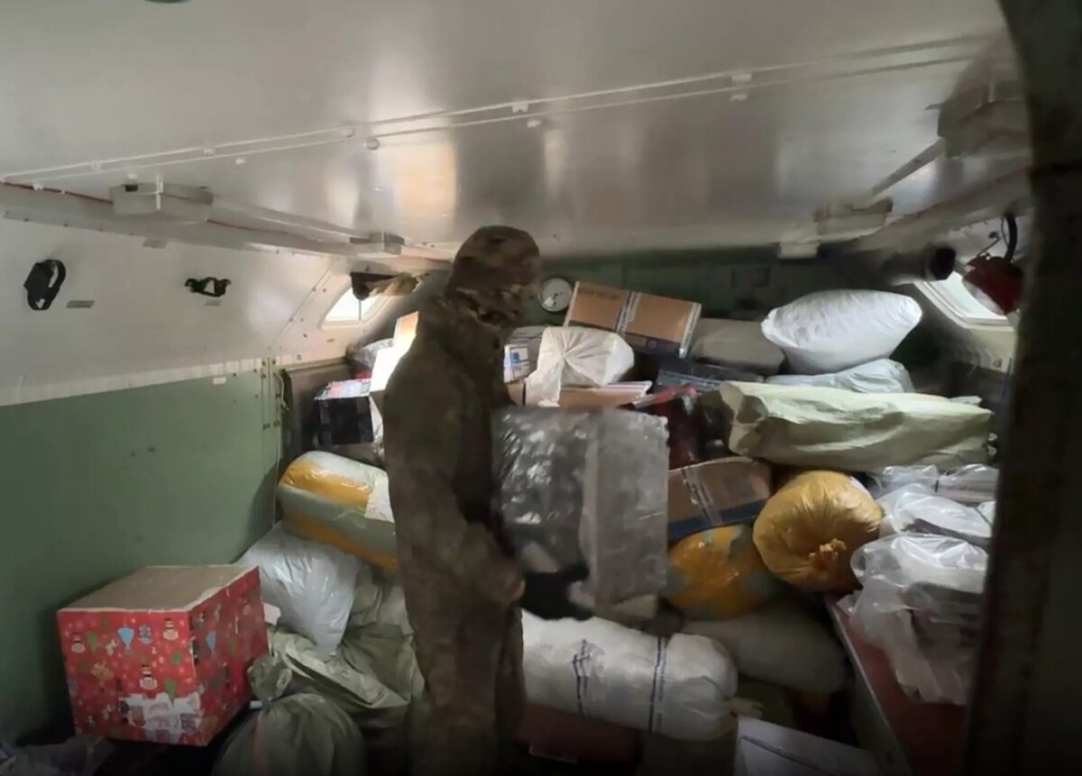 Специалисты фельдъегерско-почтовой связи группировки "Восток" доставляют почту и посылки военнослужащим в зоне СВО / © Photo : Скриншот видео Минобороны России
