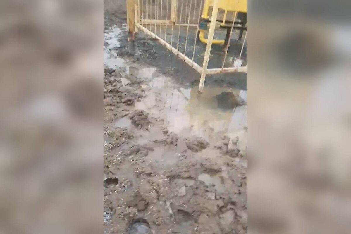    «Вода бьет там, где газ проложен»: В Совхозе строитель до сих пор не ликвидировали коммунальную аварию