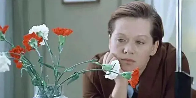    Ошеломляющий успех пришёл к Алисе Бруновне после выхода фильма Эльдара Рязанова "Служебный роман"Скриншот Youtube