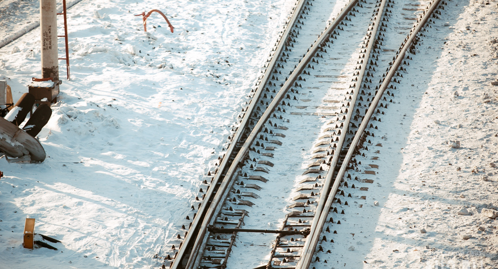 В Алтайском крае 2 человека погибли при столкновении поезда с автомобилем