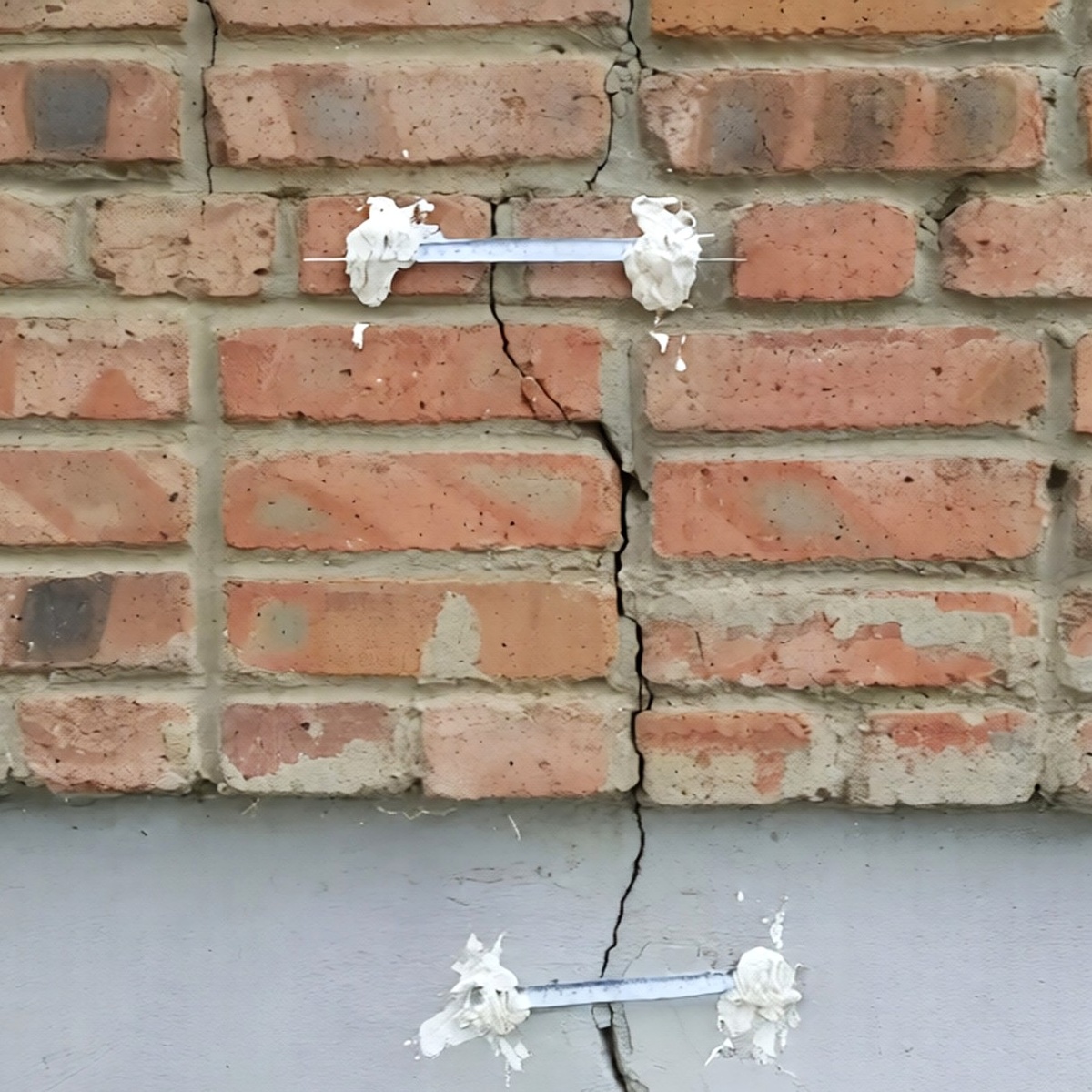 Это не маяк для контроля трещин, а его имитация.