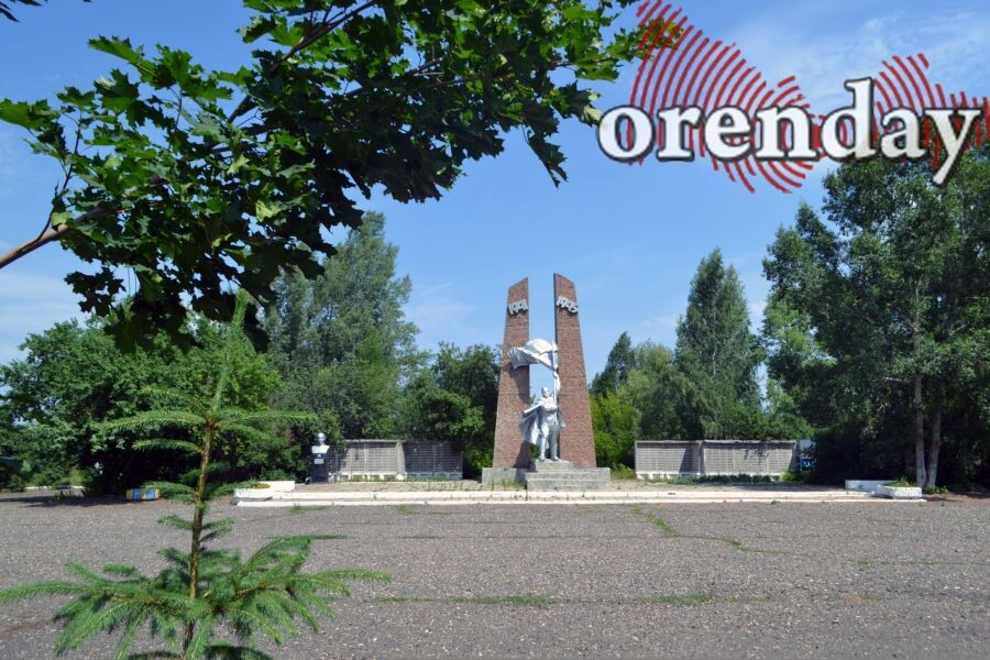 Памятник погибшим солдатам восстанавливали тоже всем миром, семьи по очереди носили строителям обеды и ужины.