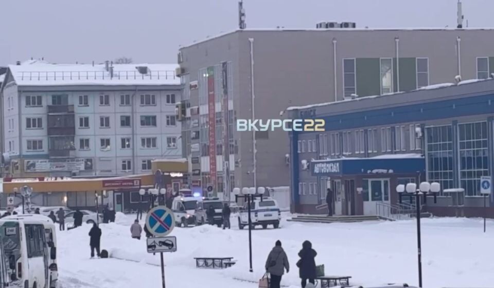    Правоохранительные органы на бийском автовокзале. Источник: t.me/vkurse22