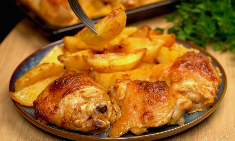 Поджаристая курица и картошка в духовке