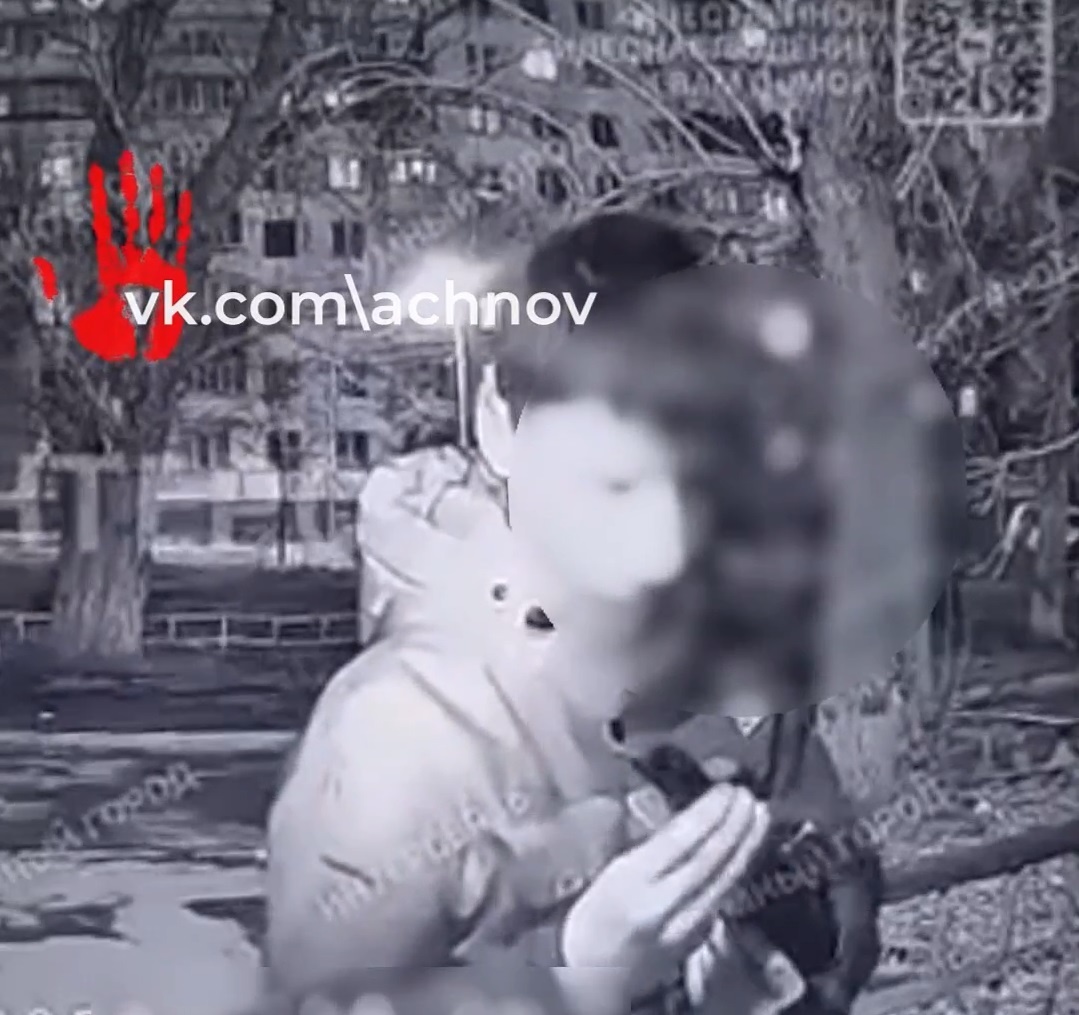 Мальчик надевает глушитель на пистолет