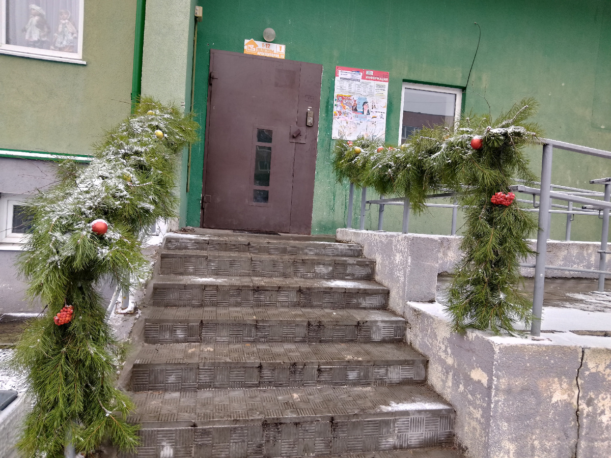 Фото автора, наши соседи украшают свой подъезд