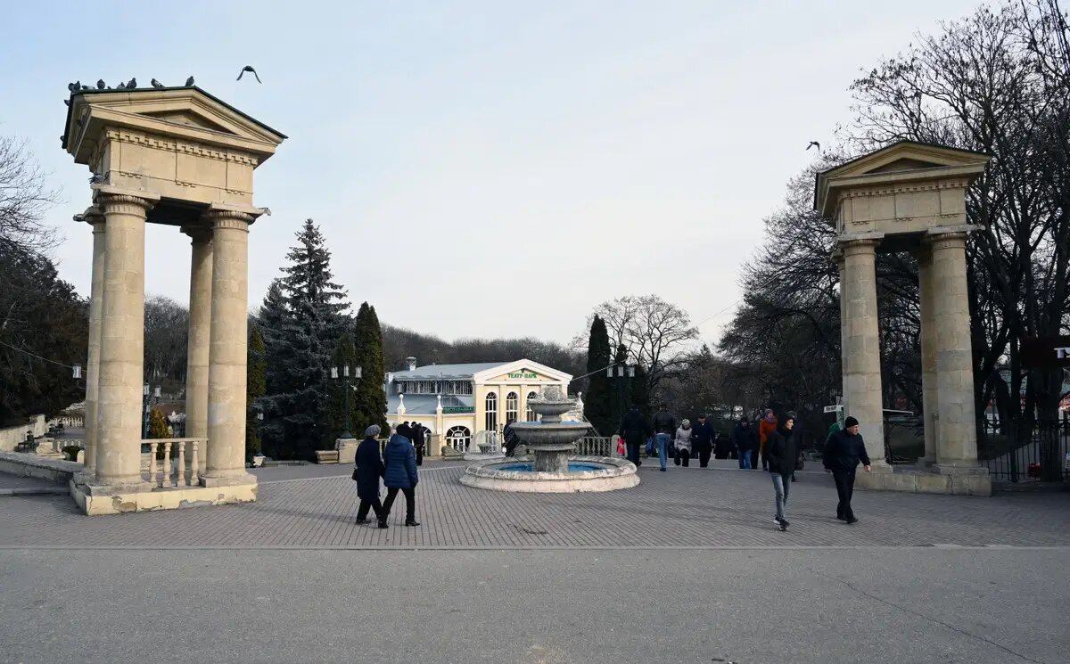     Отдыхающие в курортном парке города Ессентуки. © РИА Новости. Сергей Пивоваров