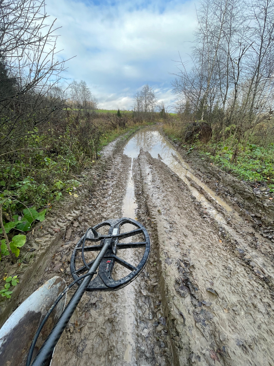 Если кто-то думает, что все мои истории пишутся от балды, то он жестоко ошибается. О синяках, проколотых ногах, царапинах, ссадинах, соплях от переохлаждения и галлонах потраченного (иногда впустую) бензина я вообще молчу. Обычная дорога за синей птицей, вернее ладом. Выхлоп несколько убиенных имперских монеток