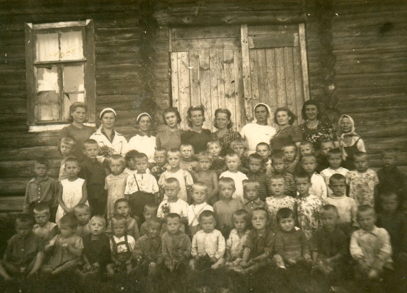 Детский сад в Вязьме и его воспитанники со своими воспитателями