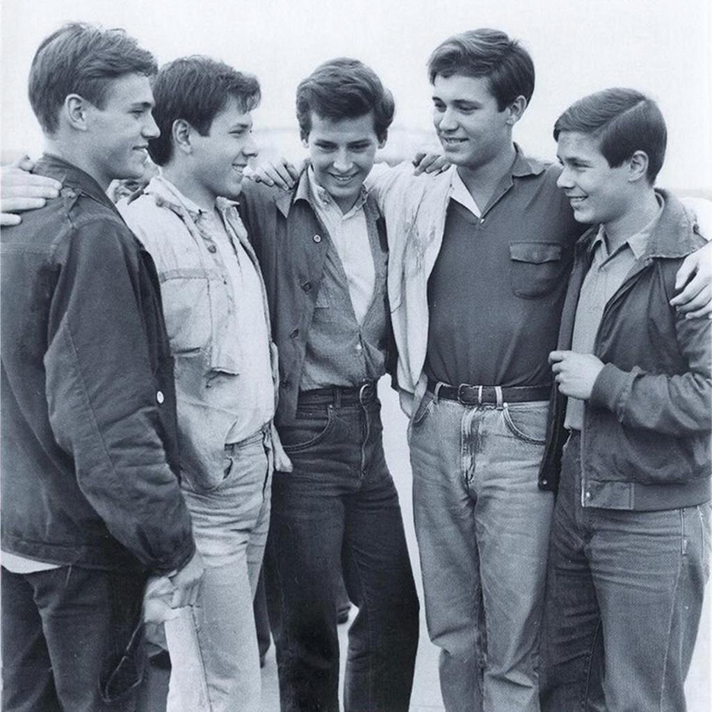 Товарищи. Изображение сгенерировано сервисом GigaChat 