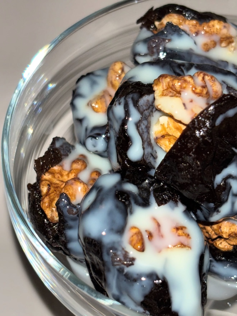 вкусный десерт с черносливом, сгущенкой и грецким орехом