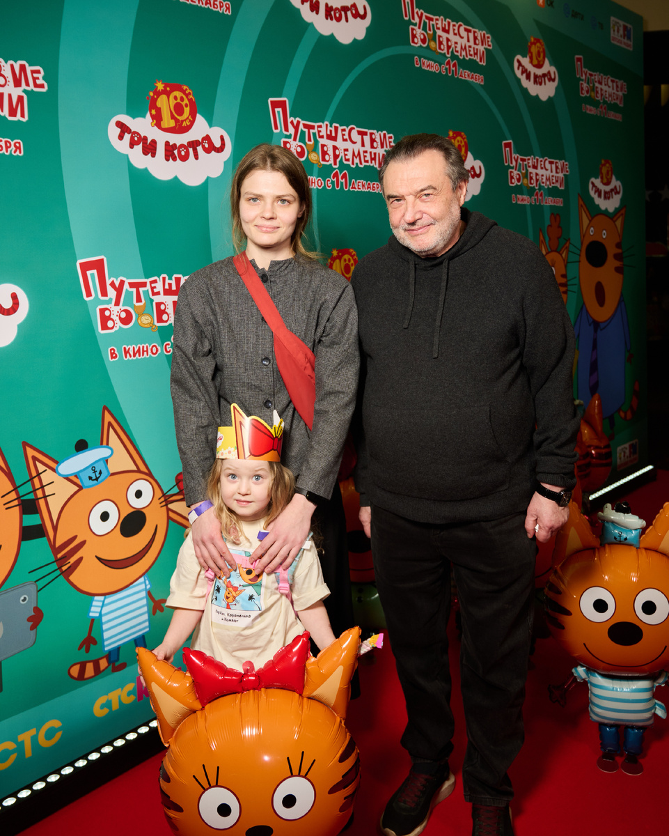 Алексей Учитель с семьей. Фото: телеканал СТС