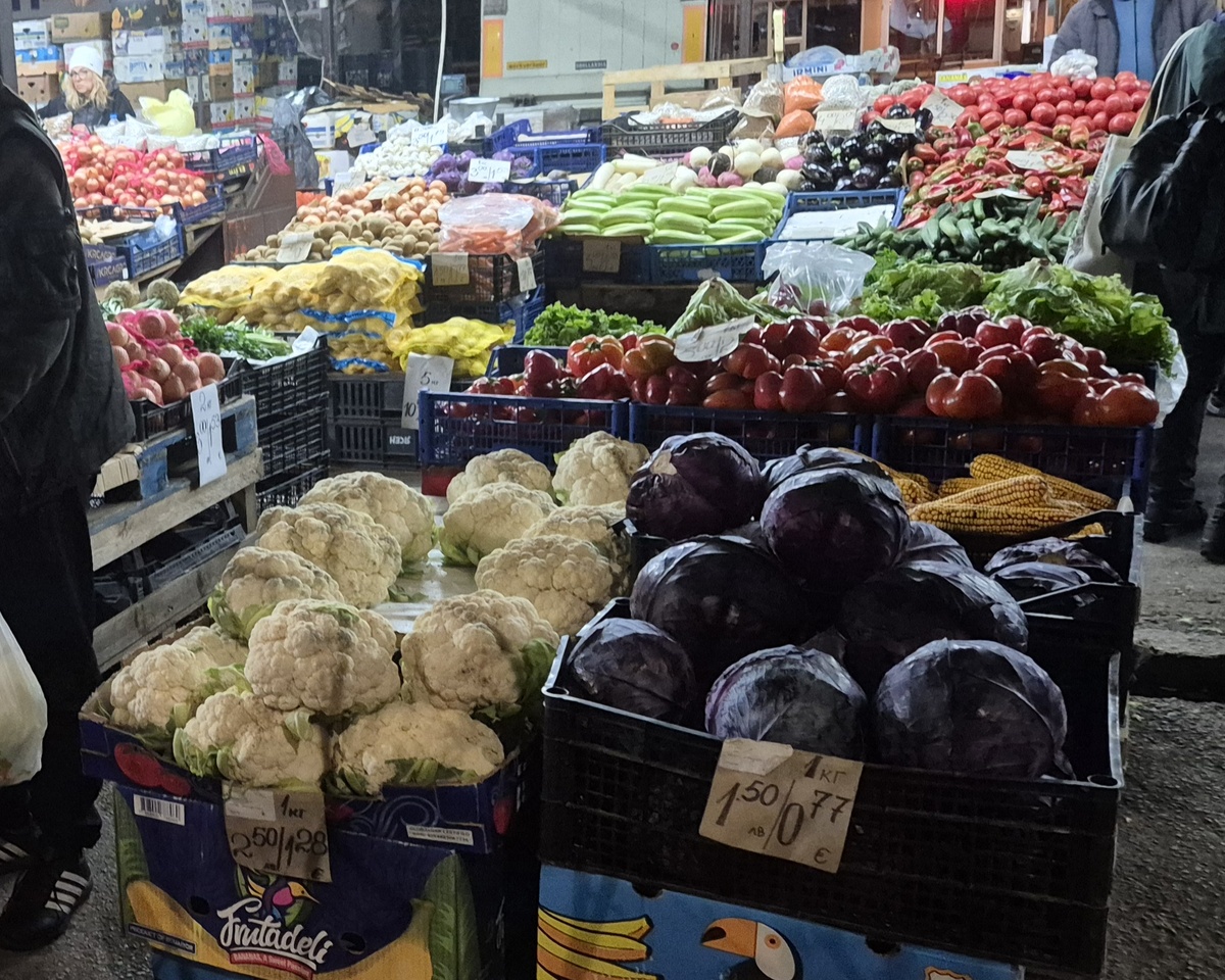 Закупаются на рынке витаминами, болящему полезно.