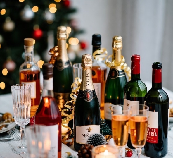 Где и как покупать алкоголь к Новому году 2026, чтобы не нарваться на подделку