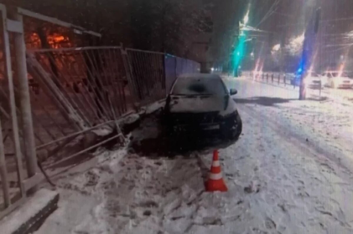    В Челябинске пьяный водитель «Хонды» врезался в забор, скрываясь от ГАИ