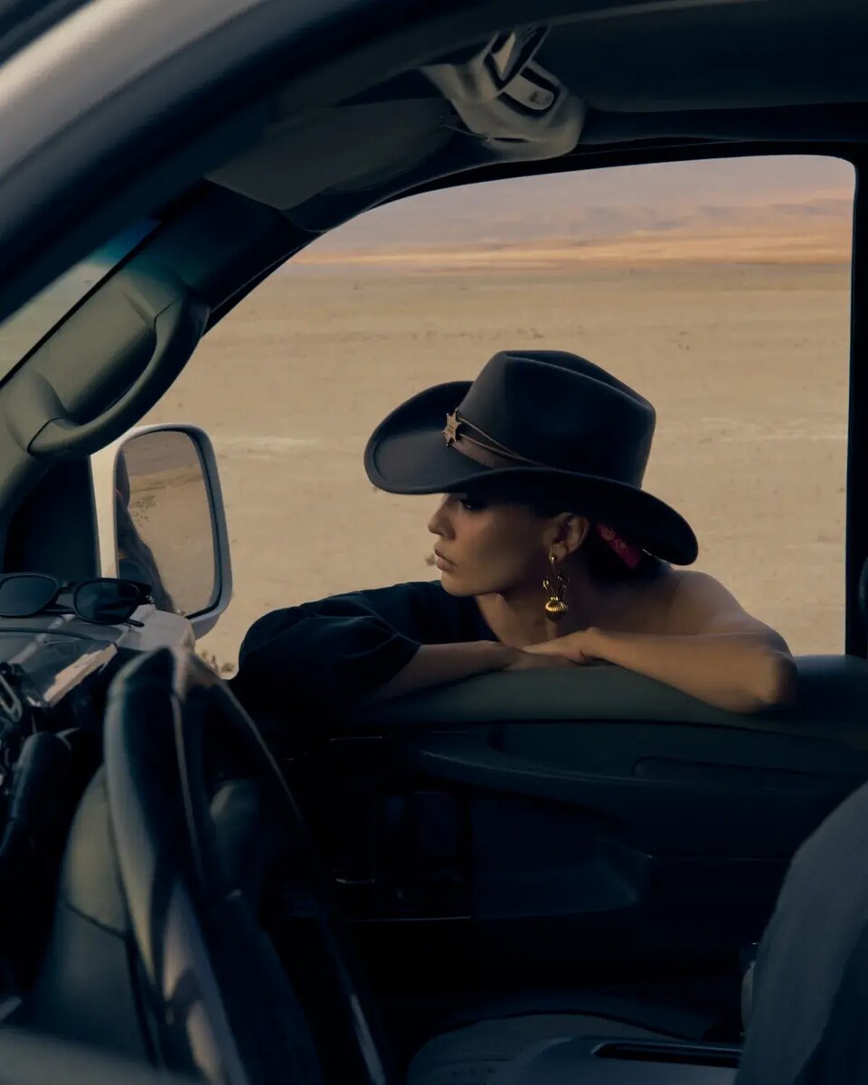    MONOCHROME, монохром, MONOCHROME новогодняя коллекция, монохром новогодняя коллекция, вещи с бахромой, ковбойский стиль