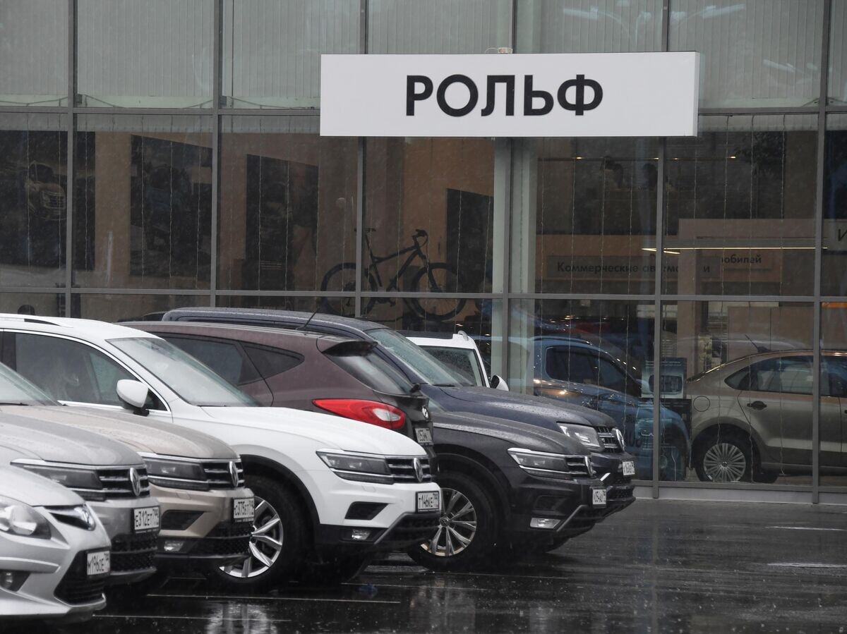    Cалон автодилера "Рольф" на улице Обручева в Москве | © РИА Новости / Евгений Биятов