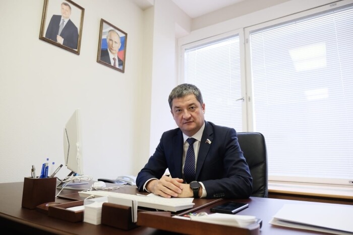    Депутат Госдумы, член комитета по транспорту и развитию транспортной инфраструктуры Ринат Аюпов. Источник:   
Пресс-центр Портала органов власти Астраханской области.