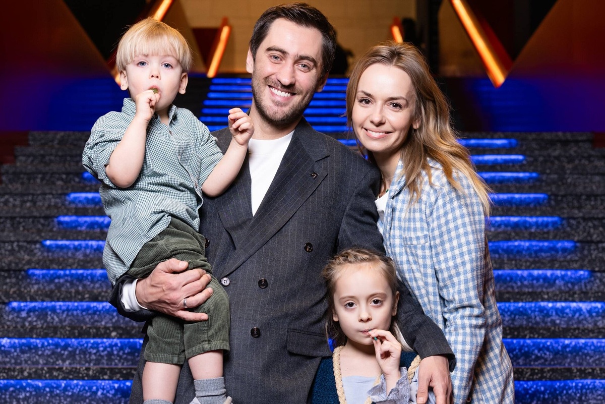     Полина Максимова с мамой, а Дмитрий Чеботарев с женой, дочерью и сыном появились на премьере фильма «Снеговик»