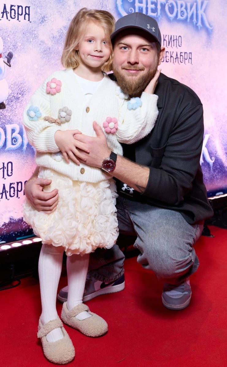    Алиса с отцом, режиссером фильма "Снеговик" Александром БабаевымПресс-служба