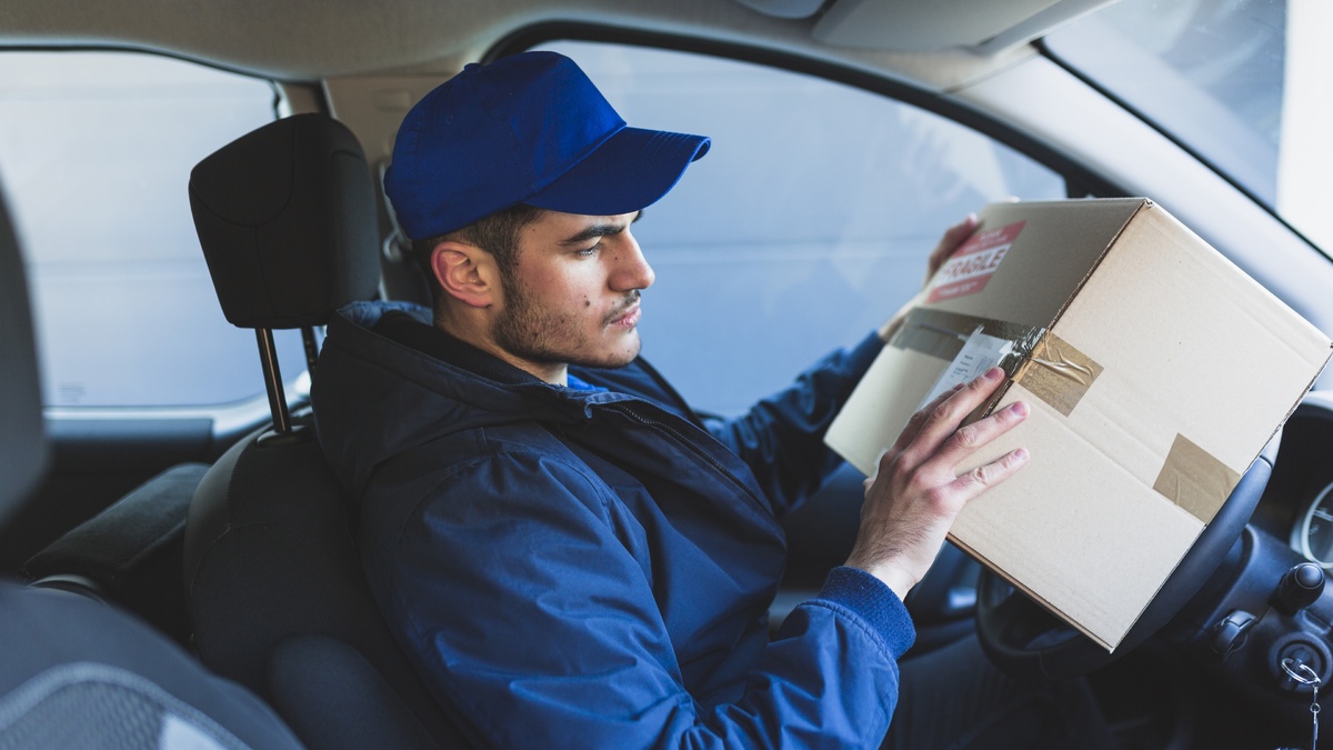    С 2026 года мигранты не смогут работать курьерами в Югре